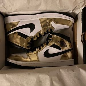 Jordan 1 mid SE gold